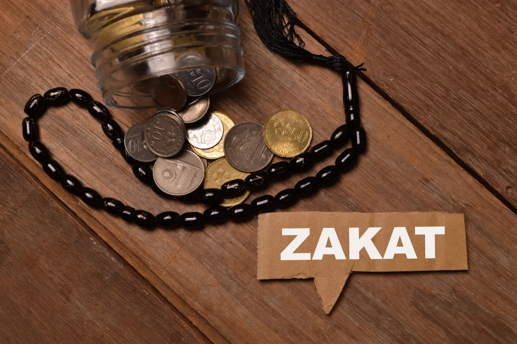 Comment payer Zakat Al-Mal ? Bocal en verre contenant de l’argent liquide, représentant la Zakat al-Mal, l’aumône obligatoire sur la richesse en islam.
